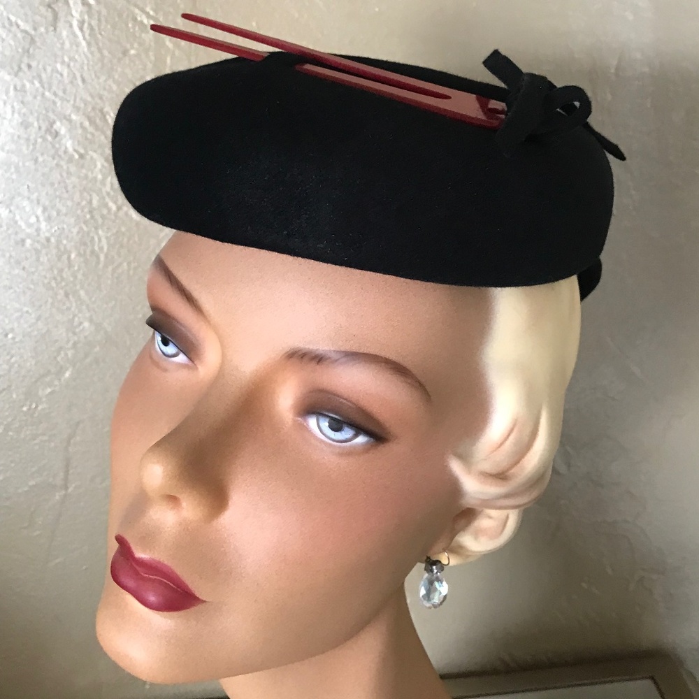 SWANKY 1940s' BLACK FELT TILT HAT WITH RED BAKELITE TRIM